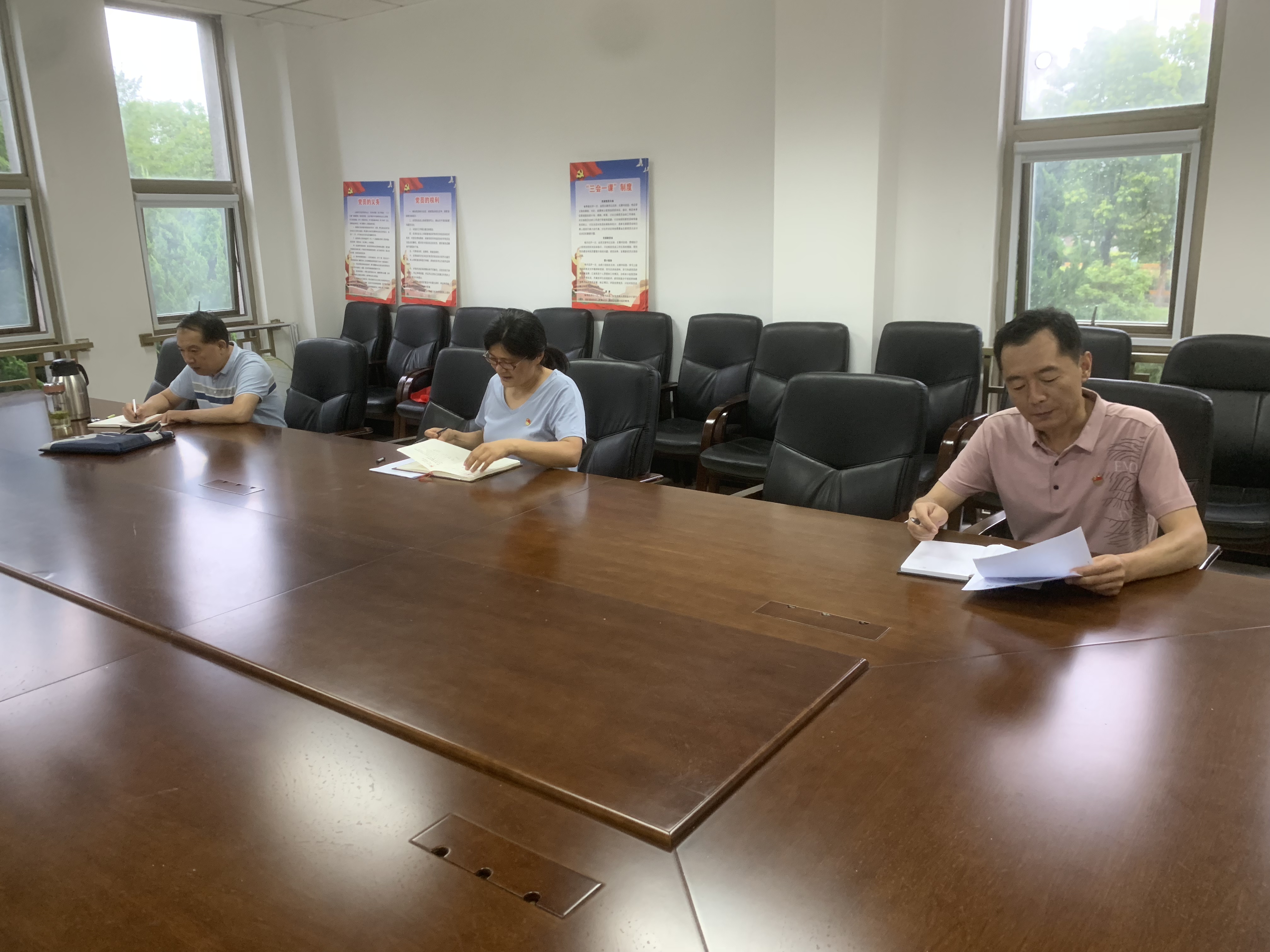 市残联机关纪委正在进行集体学习.jpg