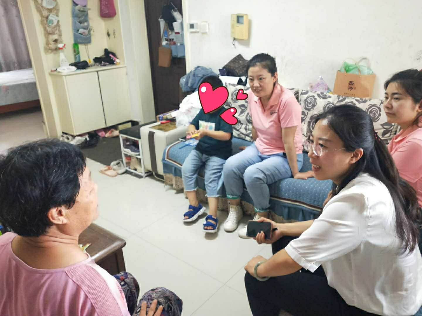 家访过程中，中心教师与家长进行了充分的交流1.jpg