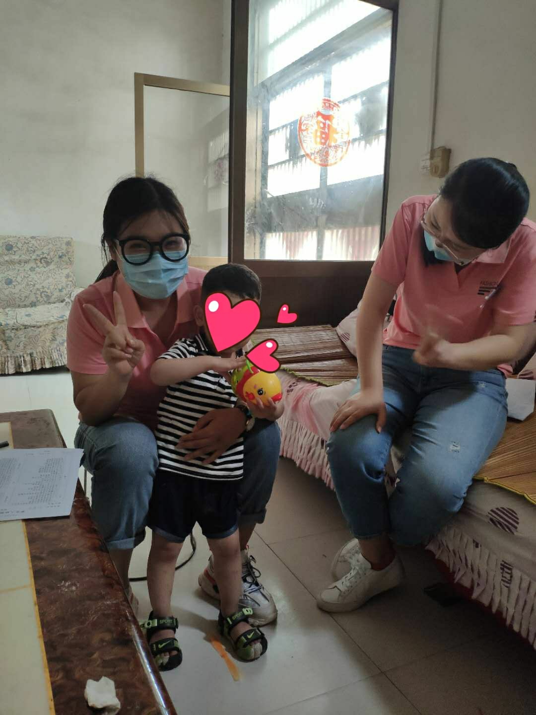 家访过程中，中心教师与家长进行了充分的交流2.jpg