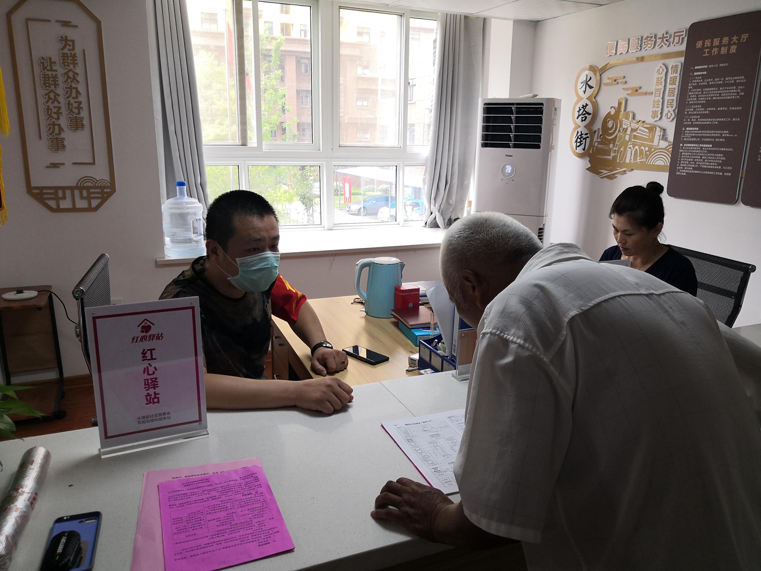 枣庄市残联派驻四进工作组同志在街道社区开展便民服务1.jpg