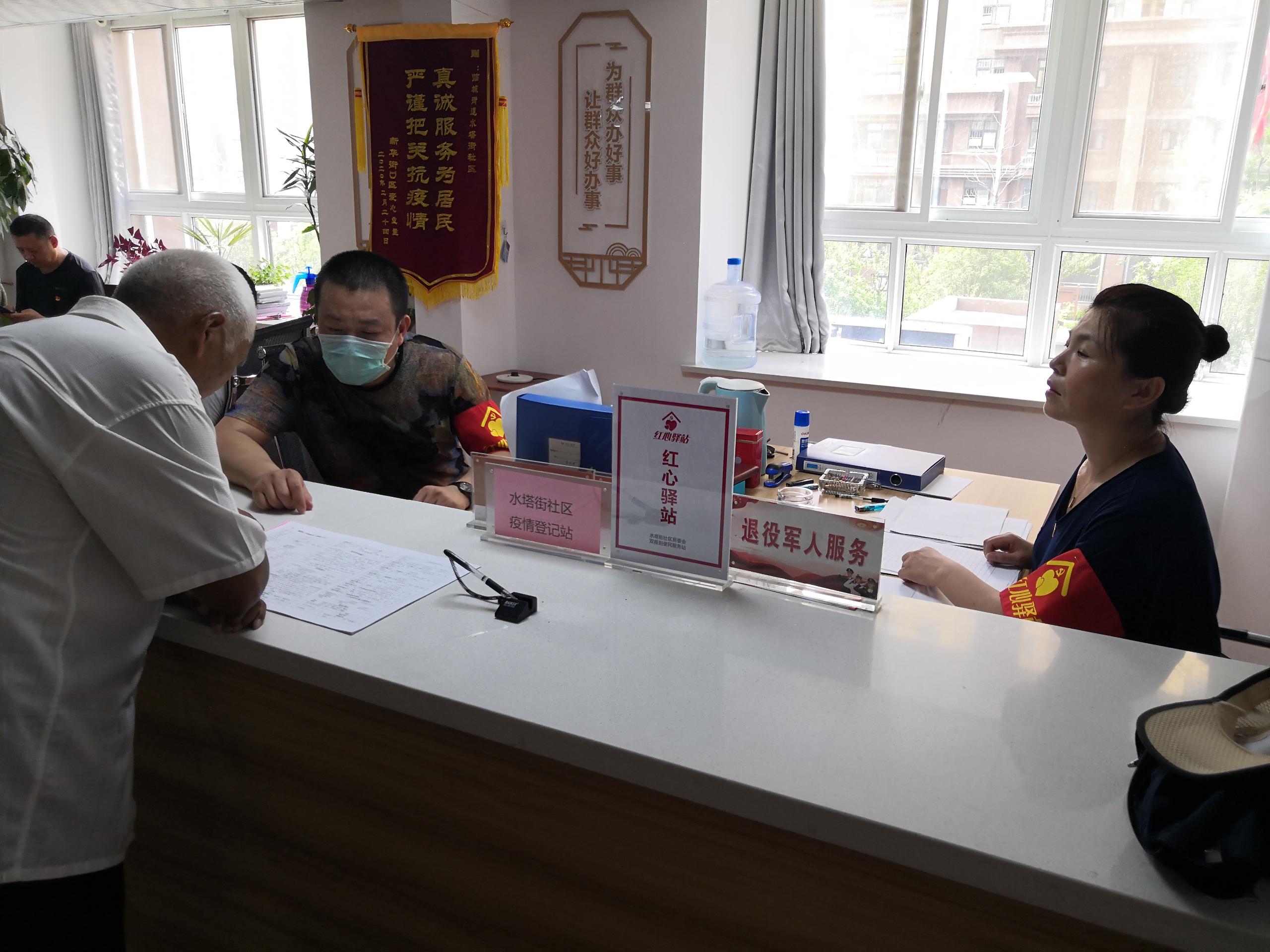 市残联派驻四进工作组同志在街道社区开展便民服务2.jpg