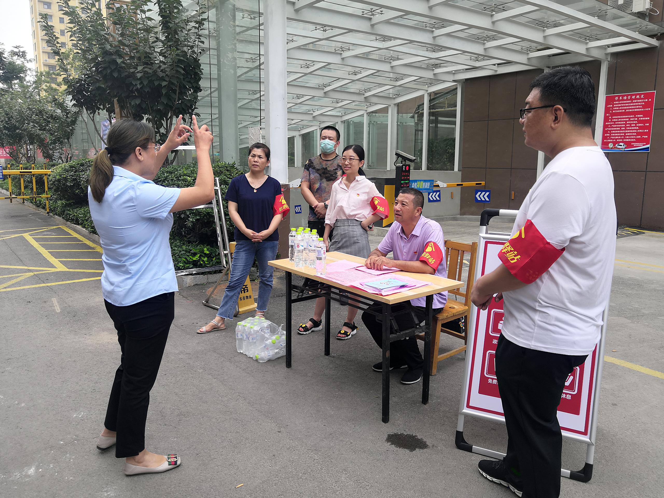 市残联派驻四进工作组同志在街道社区开展便民服务4.jpg