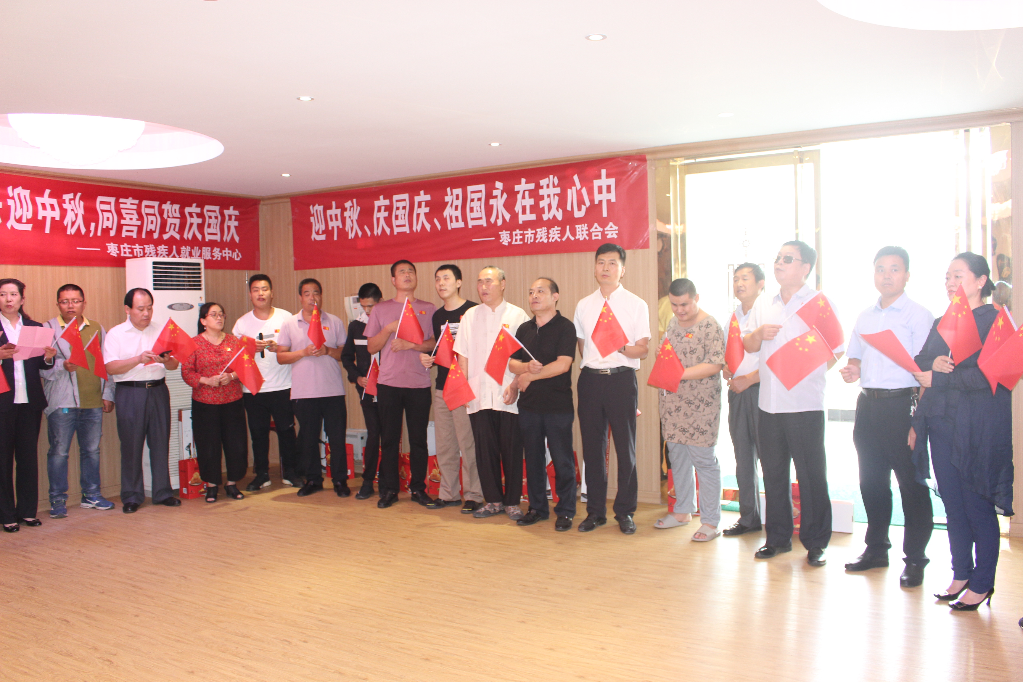 与学员一起唱《歌唱祖国》.jpg