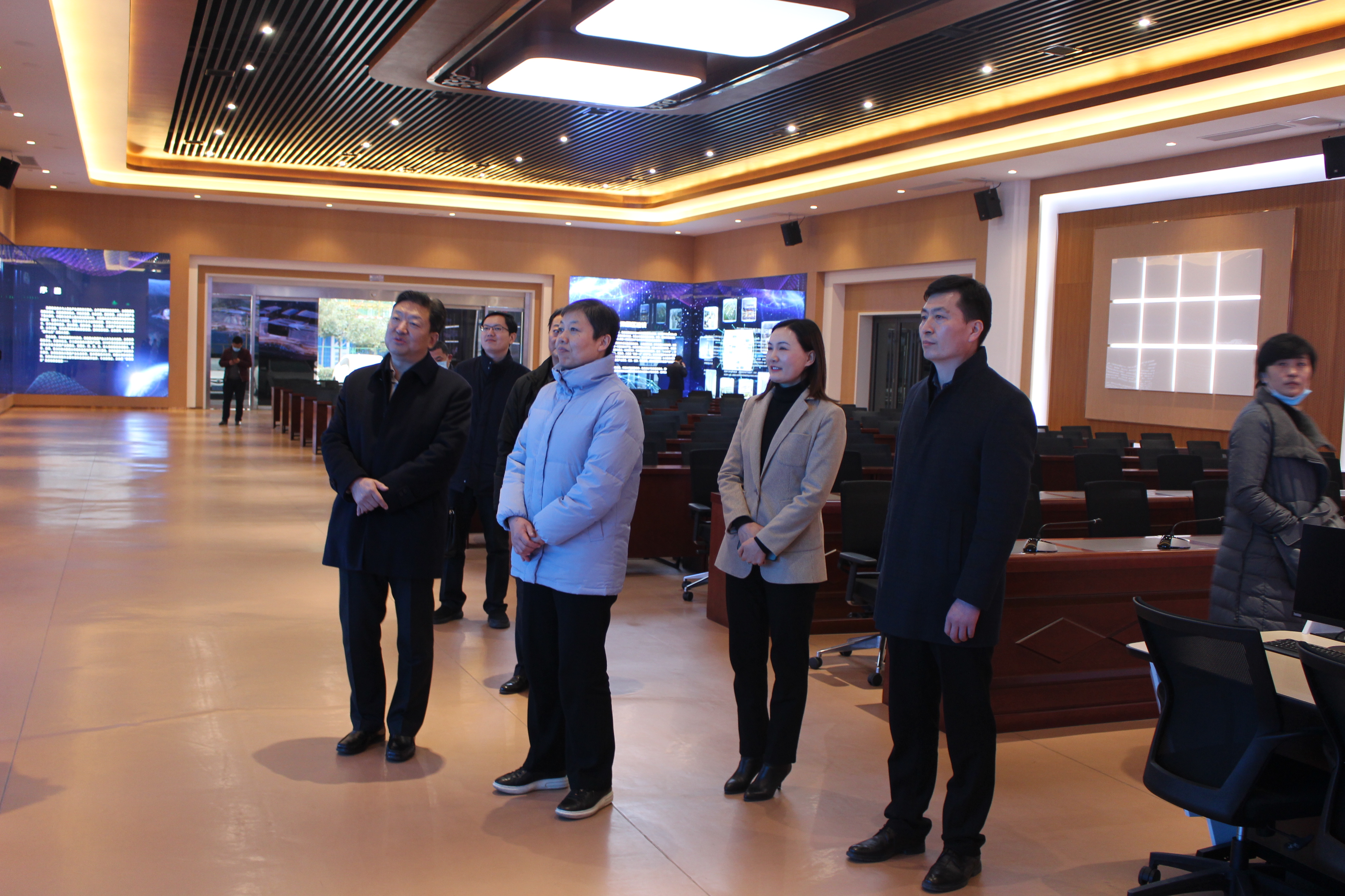 在鲁南大数据中心进行实地察看.jpg