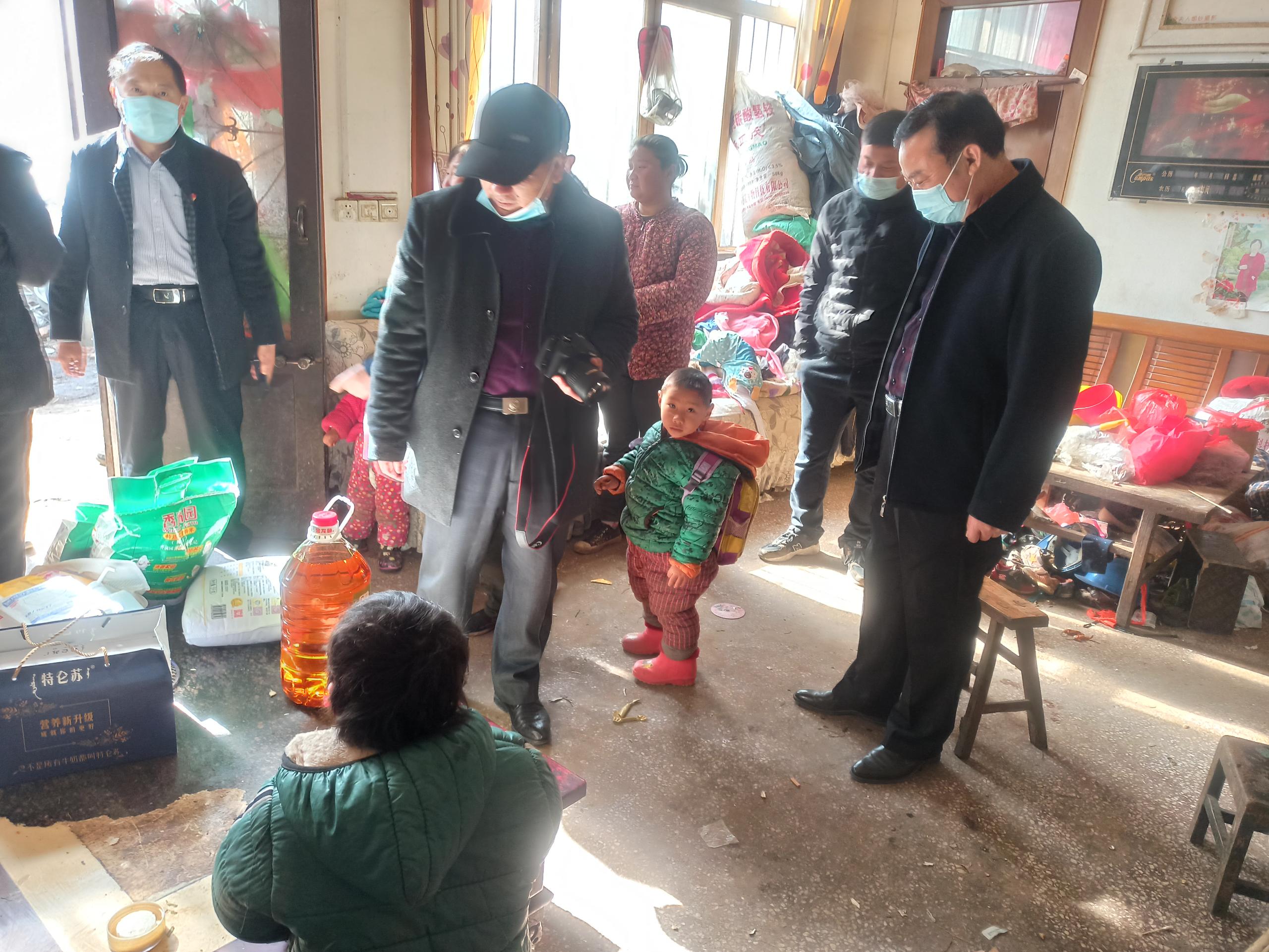 市残联第二党支部走访慰问困难残疾儿童1.jpg
