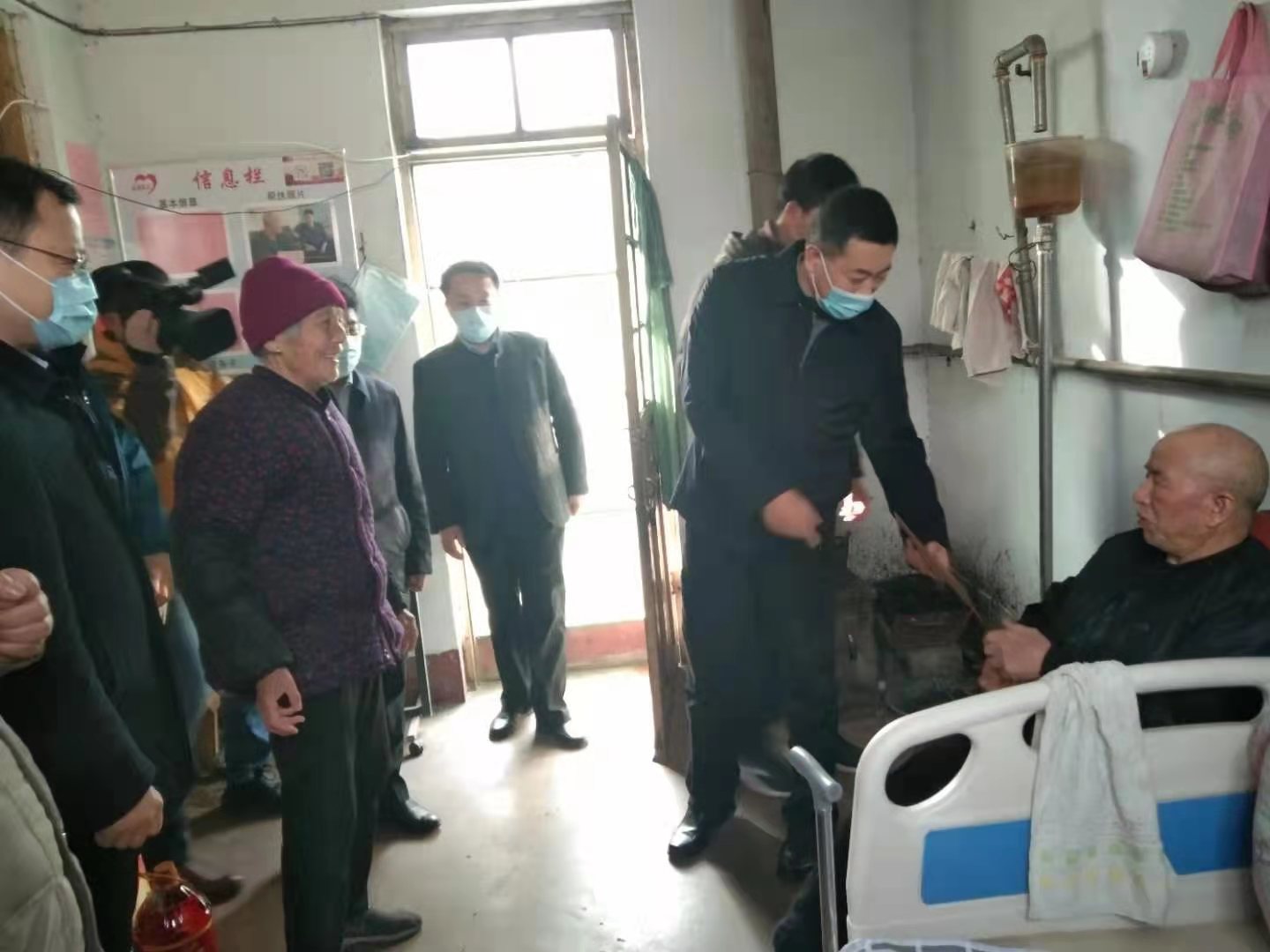 市残联领导走访慰问齐村镇残疾人扶贫户李继田2.jpg