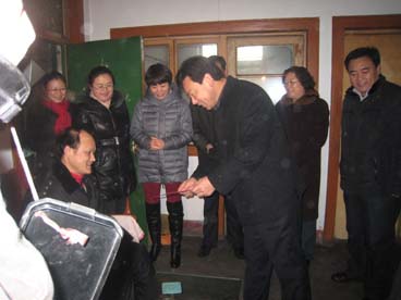 市中区残联2013年春节走访慰问困难残疾人形式多样