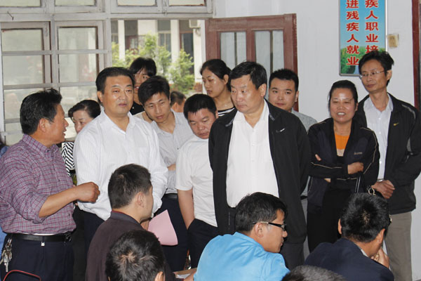 图为参观旭升残疾人培训基地