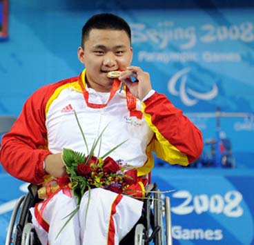 图为刘磊在北京残奥会冠军领奖台上