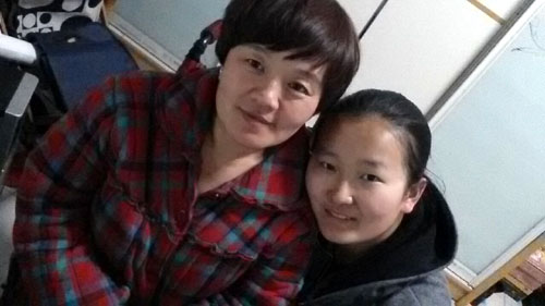 图为残疾母亲王英杰