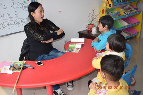 图为贾红红在教学