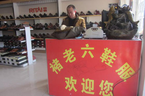 图为褚衍亮在店中忙碌1