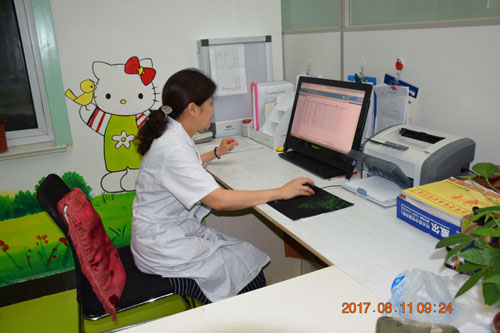 图为脑瘫儿童康复治疗主治医师赵芹工作中