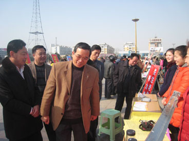 市残联党组书记、理事长孔德贵，市残联副理事长王振义，康复部主任李文卿在区政府副区长戴维国及区卫生局、区民政局、区人社局、区财政局相关负责人的陪同下参观了活动现场