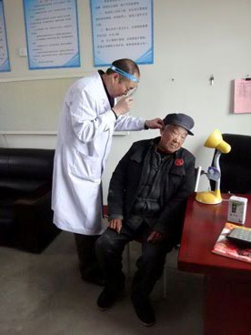 图为区人民医院听力专家为山城街道福利院的老人免费检测听力