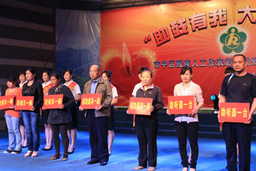 图为为受助残疾人代表现场捐赠